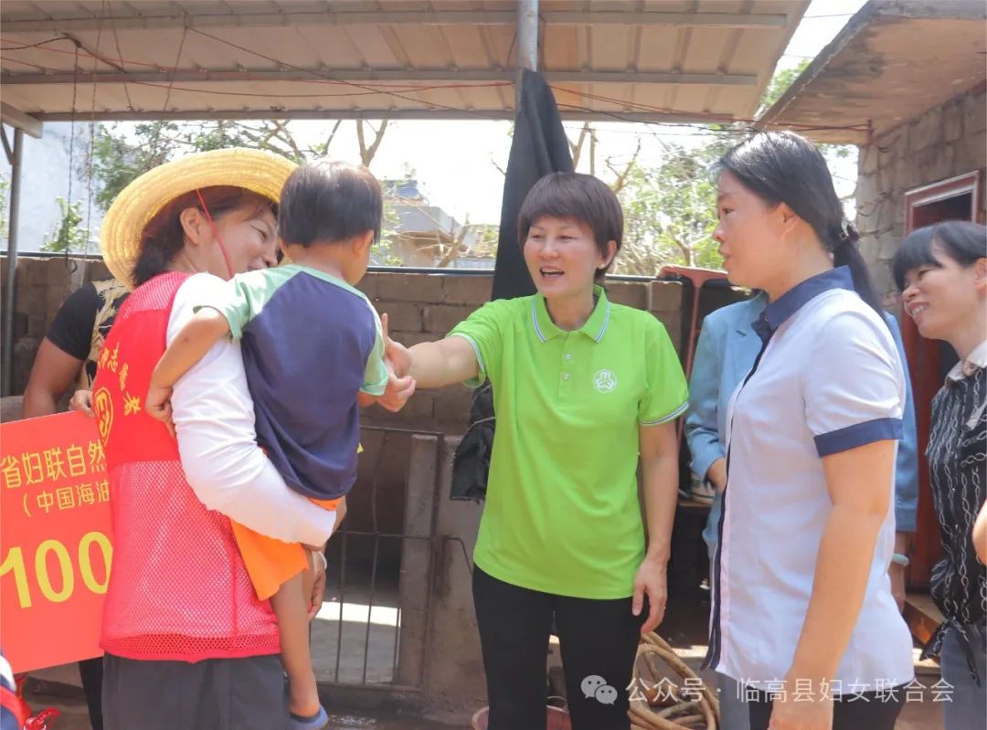 心系受災群眾，傳遞黨情溫暖丨海南省婦聯深入東英鎮開展災后重建幫扶工作